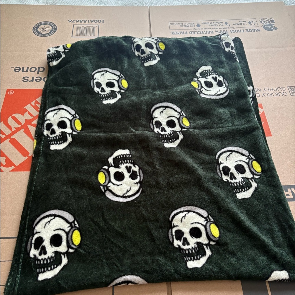 Skull Print Throw Blanket with Headphones